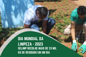 A imagem retrata dois homens ajoelhados no solo realizando atividades de limpeza e plantio em um espaço verde. Um deles veste uma camiseta branca e o outro uma verde, ambos usando luvas para o manuseio da terra. O ambiente ao redor apresenta vegetação e um muro azul ao fundo. O texto na imagem destaca a ação do "Dia Mundial da Limpeza - 2023", informando que a SELIMP recolheu mais de 33 mil quilos de resíduos em um único dia, ressaltando a importância do engajamento ambiental e da manutenção da limpeza urbana.